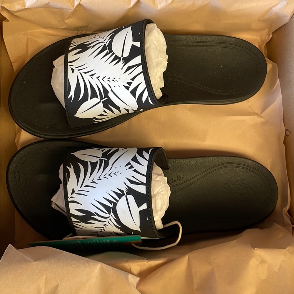 Olukai sandal slides size women 9